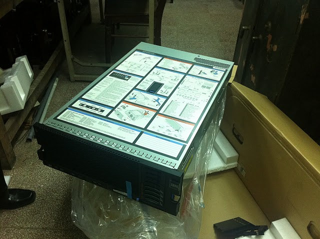 IBM x3850x5 Nhấc lên khỏi lòng thùng IBM x3850x5 Nhấc lên khỏi lòng thùng