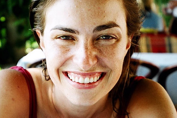 Năm 1978: Có con riêng và chối bỏ trách nhiệm làm cha Cũng giống như cha mẹ mình, Steve Jobs có con riêng. Năm 1978, ông yêu hoạ sỹ Chrisann Brennan và hai người có một đứa con gái. Tuy nhiên sau đó Jobs phủ nhận việc này và tuyên bố ông vô sinh, vì vậy hoạ sỹ Chrisann Brennan nuôi con một mình, bà có cuộc sống khá khó khăn, phải xin cả trợ cấp xã hội để sống. Sau này, Jobs cũng chịu thừa nhận Lisa Brennan-Jobs (ảnh) là con gái. Lisa đã được đặt tên cho một trong những sản phẩm sáng tạo mà sau này nó bị coi như dở nhất của Steve Jobs. Lisa tốt nghiệp đại học Harvard vào năm 2000 và hiện đang là nhà văn.