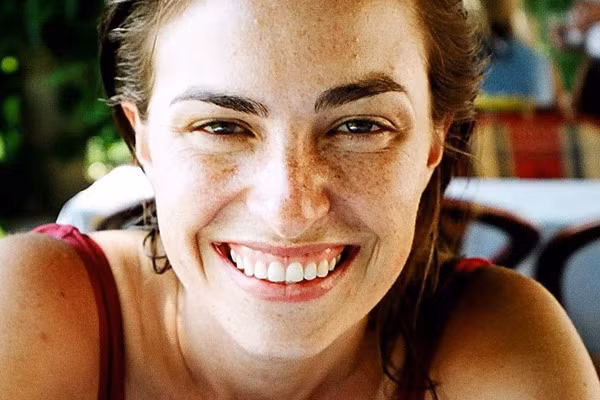 Năm 1978: Có con riêng và chối bỏ trách nhiệm làm cha Cũng giống như cha mẹ mình, Steve Jobs có con riêng. Năm 1978, ông yêu hoạ sỹ Chrisann Brennan và hai người có một đứa con gái. Tuy nhiên sau đó Jobs phủ nhận việc này và tuyên bố ông vô sinh, vì vậy hoạ sỹ Chrisann Brennan nuôi con một mình, bà có cuộc sống khá khó khăn, phải xin cả trợ cấp xã hội để sống. Sau này, Jobs cũng chịu thừa nhận Lisa Brennan-Jobs (ảnh) là con gái. Lisa đã được đặt tên cho một trong những sản phẩm sáng tạo mà sau này nó bị coi như dở nhất của Steve Jobs. Lisa tốt nghiệp đại học Harvard vào năm 2000 và hiện đang là nhà văn.