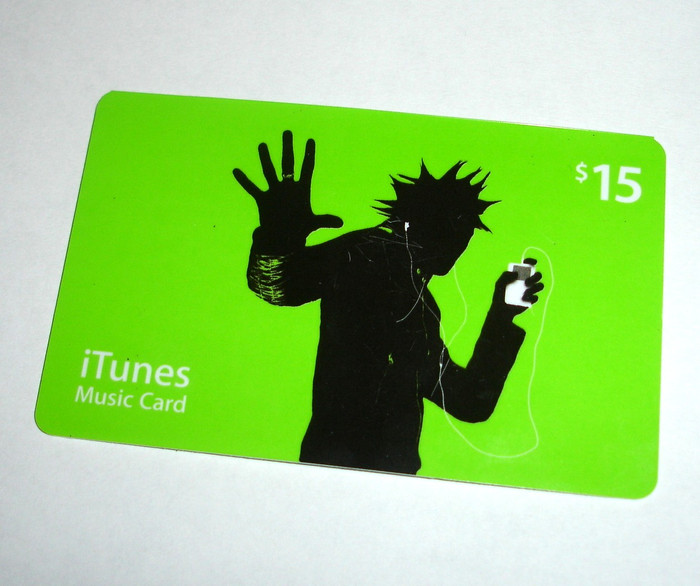 8. iTunes store (2003) Trước khi kho nhạc iTunes ra đời, việc mua các bản nhạc số rất khó khăn và phức tạp. Kho nhạc iTunes chuyên bán các ca khúc và album đã được mã hoá. Kho nhạc này trở thành nơi bán các bản nhạc số lớn nhất tại Mỹ vào năm 2008.