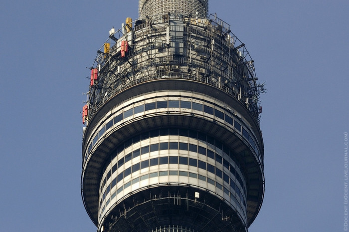 Tháp Ostankino chứa nhiều trạm phát sóng phát thanh và truyền hình, 1 trạm đo đạc khí tượng, 7 hệ thống thang máy, 45 tầng , 1 trạm quan sát ở độ cao 337 mét và một nhà hàng mang tên Bầu Trời (nebo). Tháp Ostankino chứa nhiều trạm phát sóng phát thanh và truyền hình, 1 trạm đo đạc khí tượng, 7 hệ thống thang máy, 45 tầng , 1 trạm quan sát ở độ cao 337 mét và một nhà hàng mang tên Bầu Trời (nebo).