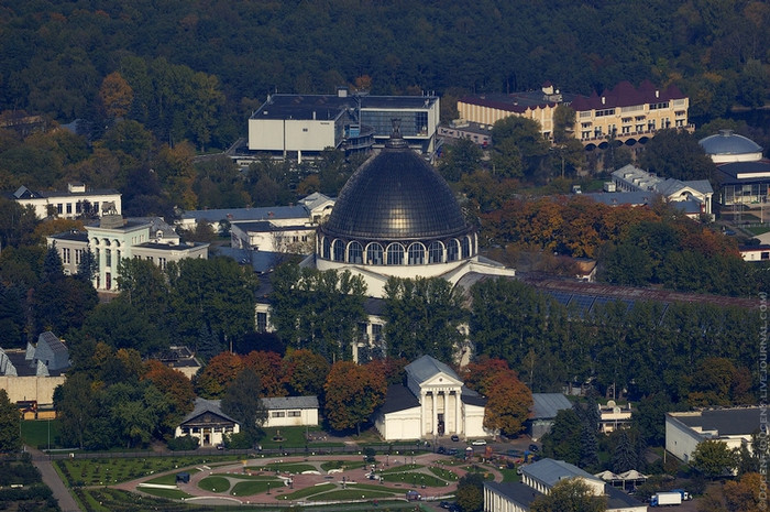 Tháp truyền hình Ostankino và quang cảnh bên dưới, bên trong, xung quanh. Tháp truyền hình Ostankino và quang cảnh bên dưới, bên trong, xung quanh.