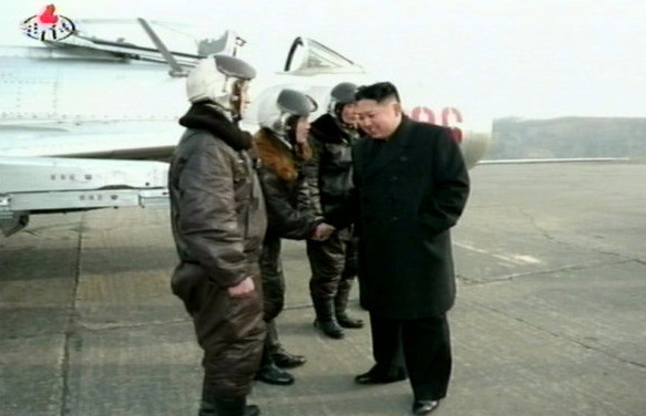 Tướng trẻ Kim Jong un thăm một đơn vị không quân
