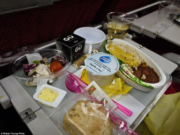 Thực đơn trên chuyến bay của hãng Virgin Atlantic (Anh) gồm cơm và món hầm. Ngoài ra còn có một món rau trộn với sốt mayonnaise và bánh mì. Tráng miệng là miếng bánh sô cô la.