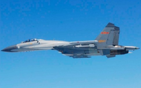 Chiếc su 27 Trung Quốc mang tên lửa áp sát máy bay Nhật Bản được chụp lại. Ảnh do Bộ Quốc phòng Nhật Bản cung cấp. Chiếc su 27 Trung Quốc mang tên lửa áp sát máy bay Nhật Bản được chụp lại. Ảnh do Bộ Quốc phòng Nhật Bản cung cấp.