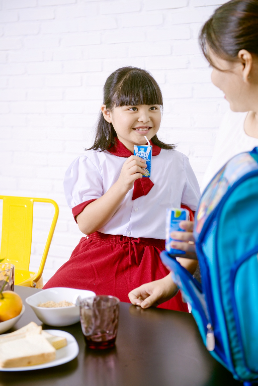 Hãy dạy bé trân trọng công sức của những người tạo ra các sản phẩm mà bé dùng hằng ngày. Hãy dạy bé trân trọng công sức của những người tạo ra các sản phẩm mà bé dùng hằng ngày.