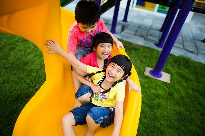 Premier Village còn thiết kế những không gian riêng dành cho các con tại Kid Center với nhiều hoạt động bổ ích và lý thú. Không gì hạnh phúc hơn sau những ngày mải miết bận rộn, được nghỉ ngơi, hòa mình vào sự hiền hòa của biển và nghe tiếng con trẻ rộn rã bên thềm. Sang trọng, khoáng đạt nhưng ấm áp, Premier Village Đà Nẵng Resort sẽ khiến cho từng giây nghỉ ngơi của mỗi gia đình tràn ngập tiếng cười và sự hài lòng. Premier Village còn thiết kế những không gian riêng dành cho các con tại Kid Center với nhiều hoạt động bổ ích và lý thú. Không gì hạnh phúc hơn sau những ngày mải miết bận rộn, được nghỉ ngơi, hòa mình vào sự hiền hòa của biển và nghe tiếng con trẻ rộn rã bên thềm. Sang trọng, khoáng đạt nhưng ấm áp, Premier Village Đà Nẵng Resort sẽ khiến cho từng giây nghỉ ngơi của mỗi gia đình tràn ngập tiếng cười và sự hài lòng.