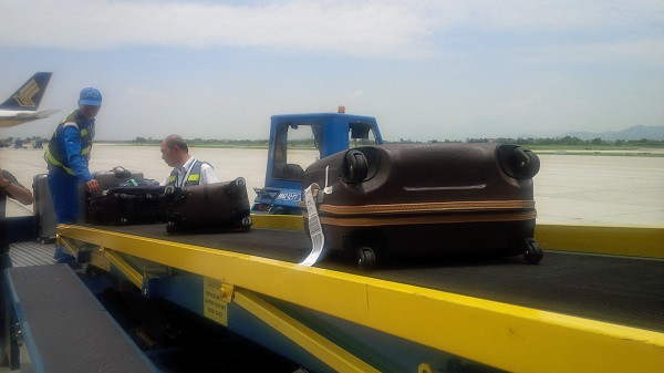 Vận chuyển hành lý lên máy bay tại sân bay Nội Bài. Ảnh: Lao động. Vận chuyển hành lý lên máy bay tại sân bay Nội Bài. Ảnh: Lao động.