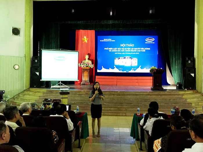 Bà Lưu Vũ Quỳnh Anh – Đại diện ngành hàng sữa bột (Vinamilk) chia sẻ những thông tin hữu ích của các sản phẩm dinh dưỡng dành cho người cao tuổi tại hội thảo ở Bình Dương.