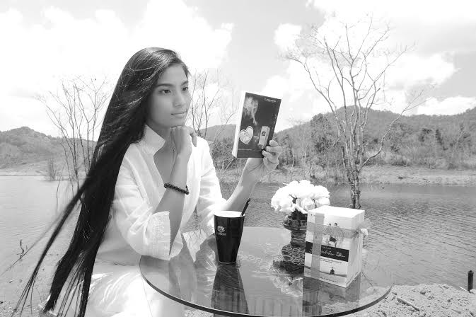 Dưới sự che chở của mẹ, Trương Thị May dường như đứng ngoài những thị phi không đáng có trong giới showbiz. Dưới sự che chở của mẹ, Trương Thị May dường như đứng ngoài những thị phi không đáng có trong giới showbiz.