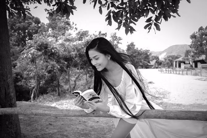 Trương Thị May "bật mí" sách hỗ trợ kiến thức kịp thời và giúp May tự tin hơn rất nhiều trong những cuộc giao lưu với bạn bè quốc tế.