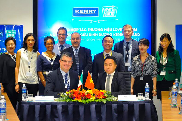 Đại diện Kerry và đại diện nhãn hàng Love'in Farrm trong lễ ký kết hợp tác. Đại diện Kerry và đại diện nhãn hàng Love'in Farrm trong lễ ký kết hợp tác.