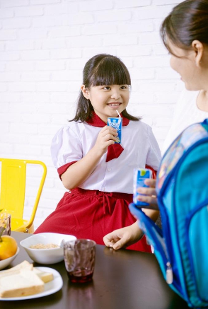 Sữa trắng Love’in Farm KUN với thành phần từ sữa tươi thanh khiết, chất lượng, được bổ sung nhiều dưỡng chất thiết yếu cho sự phát triển toàn diện của trẻ.