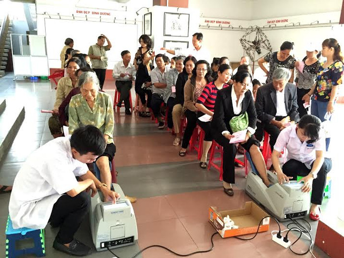 Vinamilk tổ chức đo loãng xương cho người cao tuổi tại hội thảo, giúp người cao tuổi phát hiện và phòng ngừa loãng xương.