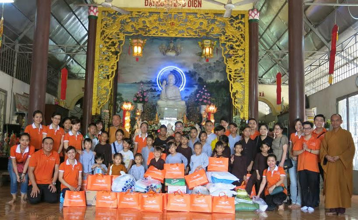 Hưởng ứng tinh thần cố tổng thống Nelson Mandela, Lãnh sự quán Nam Phi phối hợp với Công ty CP Bảo hiểm Viễn Đông (VASS) tổ chức thăm và tặng quà tại Trung tâm nhân đạo Huyền Trang, trực thuộc chùa Huyền Trang.