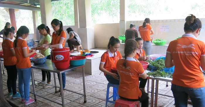 Cán bộ nhân viên Lãnh sự Nam Phi và VASS đã tự tay nấu ăn, chiêu đãi các em bữa ăn ngon tại Chùa.