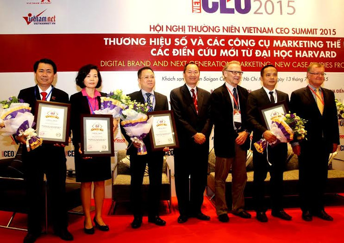 Đại diện Vinamilk và các doanh nghiệp trong top 10 doanh nghiệp uy tín nhất trên truyền thông năm 2015. Đại diện Vinamilk và các doanh nghiệp trong top 10 doanh nghiệp uy tín nhất trên truyền thông năm 2015.