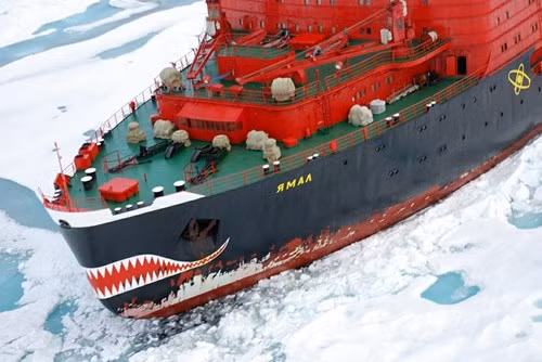 Tàu phá băng Yamal của Nga hoạt động ở Bắc Băng Dương, Bắc Cực