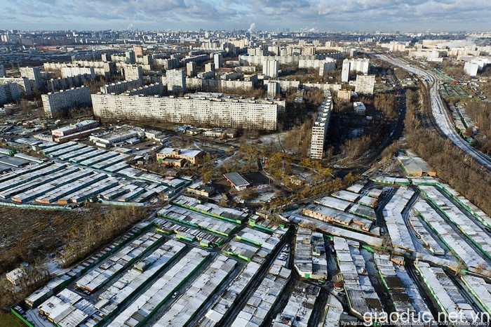 Các nhà chứa ô tô bên quanh những khu trung cư. Các nhà chứa ô tô bên quanh những khu trung cư.