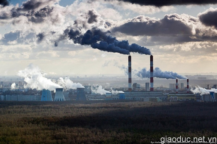 Các công trình, nhà máy, siêu thị, trung tâm mua sắm được xây dựng khá quy củ. Các công trình, nhà máy, siêu thị, trung tâm mua sắm được xây dựng khá quy củ.