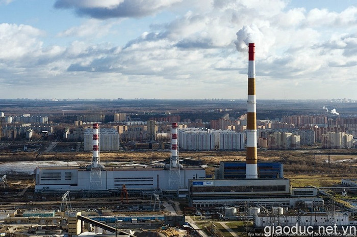 Các công trình, nhà máy, siêu thị, trung tâm mua sắm được xây dựng khá quy củ. Các công trình, nhà máy, siêu thị, trung tâm mua sắm được xây dựng khá quy củ.