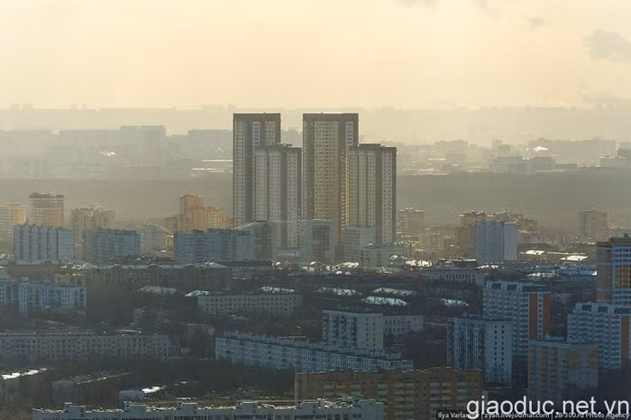 Các công trình, nhà máy, siêu thị, trung tâm mua sắm được xây dựng khá quy củ.