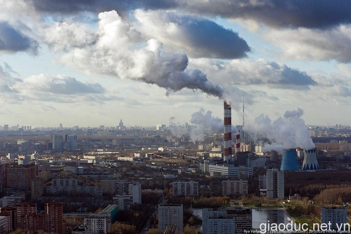 Các công trình, nhà máy, siêu thị, trung tâm mua sắm được xây dựng khá quy củ. Các công trình, nhà máy, siêu thị, trung tâm mua sắm được xây dựng khá quy củ.