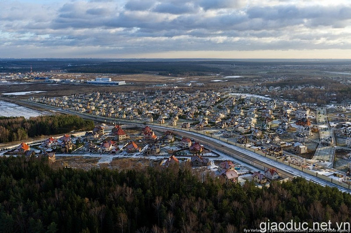 Các công trình, nhà máy, siêu thị, trung tâm mua sắm được xây dựng khá quy củ. Các công trình, nhà máy, siêu thị, trung tâm mua sắm được xây dựng khá quy củ.