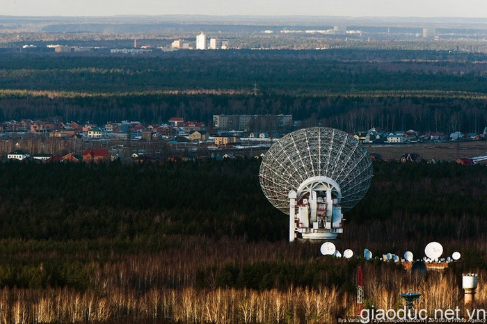 Một khu vực bố trí các trạm thu, phát vệ tinh. Một khu vực bố trí các trạm thu, phát vệ tinh.