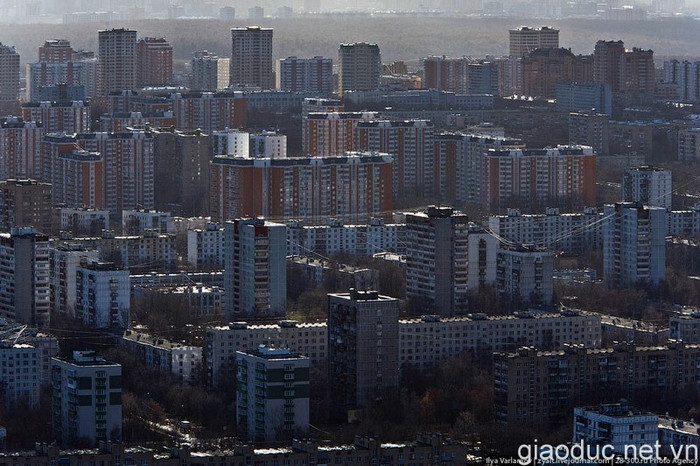 Các công trình, nhà máy, siêu thị, trung tâm mua sắm được xây dựng khá quy củ. Các công trình, nhà máy, siêu thị, trung tâm mua sắm được xây dựng khá quy củ.