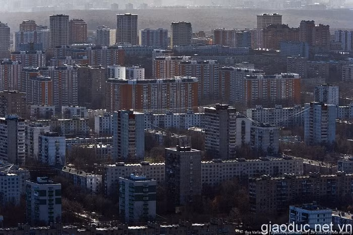Các công trình, nhà máy, siêu thị, trung tâm mua sắm được xây dựng khá quy củ.