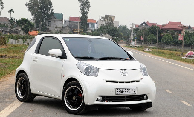 Nếu đem so sánh với Smart ForTwo thì hệ thống tiện nghi của Toyota iQ nhỉnh hơn đôi chút khi được trang bị hệ thống điều hòa tự động, chìa khóa thông minh Key Let's go đi kèm với đầu đọc đĩa CD kèm hệ thống 6 loa được bố trí xung quanh xe. Còn nếu xét về tính năng an toàn thì Toyota iQ không chỉ khiến Smart ForTwo mà nhiều mẫu sedan hạng trung phải "ghen tỵ" khi được trang bị hệ thống chống bó cứng phanh ABS, hệ thống phân phối lực phanh EBD, hỗ trợ phanh gấp EBA và cân bằng điện tử ESP. Để bảo vệ tối đa va chạm cho hành khác, iQ được trang bị tới 9 túi khí. Nếu đem so sánh với Smart ForTwo thì hệ thống tiện nghi của Toyota iQ nhỉnh hơn đôi chút khi được trang bị hệ thống điều hòa tự động, chìa khóa thông minh Key Let's go đi kèm với đầu đọc đĩa CD kèm hệ thống 6 loa được bố trí xung quanh xe. Còn nếu xét về tính năng an toàn thì Toyota iQ không chỉ khiến Smart ForTwo mà nhiều mẫu sedan hạng trung phải "ghen tỵ" khi được trang bị hệ thống chống bó cứng phanh ABS, hệ thống phân phối lực phanh EBD, hỗ trợ phanh gấp EBA và cân bằng điện tử ESP. Để bảo vệ tối đa va chạm cho hành khác, iQ được trang bị tới 9 túi khí.