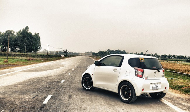 1. Toyota iQ Có lẽ Toyota iQ là mẫu xe phù hợp với giao thông đô thị Việt Nam nhất hiện nay khi sở hữu một ngoại hình nhỏ xinh, đường nét ngộ nghĩnh và hiện đại luôn tạo tâm điểm của sự chú ý cho mỗi nơi chiếc xe dừng chân. Theo các chuyên gia đánh giá, đây là một trong những mẫu xe 4 chỗ nhỏ nhất thế giới. 1. Toyota iQ Có lẽ Toyota iQ là mẫu xe phù hợp với giao thông đô thị Việt Nam nhất hiện nay khi sở hữu một ngoại hình nhỏ xinh, đường nét ngộ nghĩnh và hiện đại luôn tạo tâm điểm của sự chú ý cho mỗi nơi chiếc xe dừng chân. Theo các chuyên gia đánh giá, đây là một trong những mẫu xe 4 chỗ nhỏ nhất thế giới.