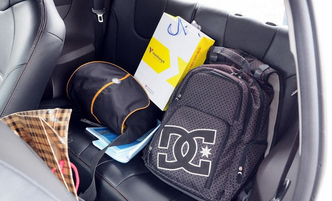 Với mục đích khai sinh một mẫu xe chuyên để di chuyển trong thành thị nên Toyota đưa ra một số lựa chọn động cơ dung tích thấp. Đầu tiên là máy xăng 1.0 lít được sử dụng cho chiếc Toyota iQ trong bài viết. Sản sinh công suất 67 mã lực tại 6.000 vòng/phút và mô men xoắn cực đại 98 Nm tại 4.800 vòng/phút, kết hợp với hộp số tự động vô cấp CVT, động cơ cho phép xe đạt vận tốc 100 km/h trong vòng 14,7 giây. Với mục đích khai sinh một mẫu xe chuyên để di chuyển trong thành thị nên Toyota đưa ra một số lựa chọn động cơ dung tích thấp. Đầu tiên là máy xăng 1.0 lít được sử dụng cho chiếc Toyota iQ trong bài viết. Sản sinh công suất 67 mã lực tại 6.000 vòng/phút và mô men xoắn cực đại 98 Nm tại 4.800 vòng/phút, kết hợp với hộp số tự động vô cấp CVT, động cơ cho phép xe đạt vận tốc 100 km/h trong vòng 14,7 giây.