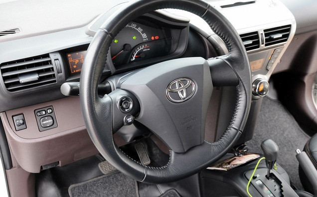 Với mức giá 35.000-38.000 USD cho một chiếc Toyota iQ, chắc hẳn bạn phải là một người dư dả về tiền bạc mới có thể sở hữu mẫu xe bốn chỗ được nhập khẩu từ châu Âu mang thiết kế nhỏ gọn phù hợp với những con đường nội thành nhưng vẫn sở hữu mọi hệ thống giải trí cùng tính năng an toàn cao cấp này. Với mức giá 35.000-38.000 USD cho một chiếc Toyota iQ, chắc hẳn bạn phải là một người dư dả về tiền bạc mới có thể sở hữu mẫu xe bốn chỗ được nhập khẩu từ châu Âu mang thiết kế nhỏ gọn phù hợp với những con đường nội thành nhưng vẫn sở hữu mọi hệ thống giải trí cùng tính năng an toàn cao cấp này.