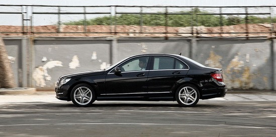 Động cơ của Mercedes C300 AMG vẫn được giữ nguyên và không được “độ” bởi đây chỉ là một chiếc xe mang phụ kiện AMG. Với khối động cơ V6 dung tích 2.996cc sẽ giúp C300 đạt công suất cực đại 231 mã lực tại 6.000 vòng/phút. Momen cực đại 300 Nm tại dải vòng tua 2.500 đến 5.000 vòng/phút. Thông qua hộp số 7 cấp tự động 7G-TRONIC nổi tiếng của Mercedes, chiếc xe tăng tốc từ 0-100 km/h trong 7,8 giây ở điều kiện đường Việt Nam. Động cơ của Mercedes C300 AMG vẫn được giữ nguyên và không được “độ” bởi đây chỉ là một chiếc xe mang phụ kiện AMG. Với khối động cơ V6 dung tích 2.996cc sẽ giúp C300 đạt công suất cực đại 231 mã lực tại 6.000 vòng/phút. Momen cực đại 300 Nm tại dải vòng tua 2.500 đến 5.000 vòng/phút. Thông qua hộp số 7 cấp tự động 7G-TRONIC nổi tiếng của Mercedes, chiếc xe tăng tốc từ 0-100 km/h trong 7,8 giây ở điều kiện đường Việt Nam.