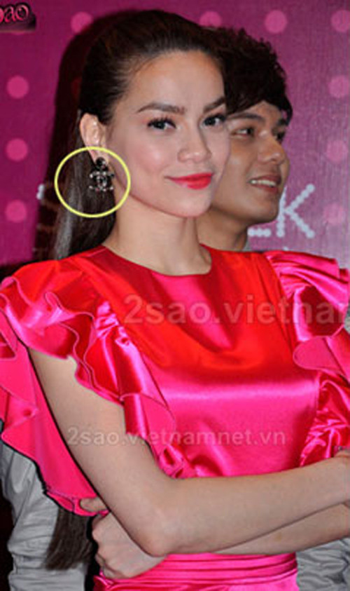 Hồ Ngọc Hà cũng mê mẩn đôi khuyên tai Chanel tuyệt đẹp. Hồ Ngọc Hà cũng mê mẩn đôi khuyên tai Chanel tuyệt đẹp.