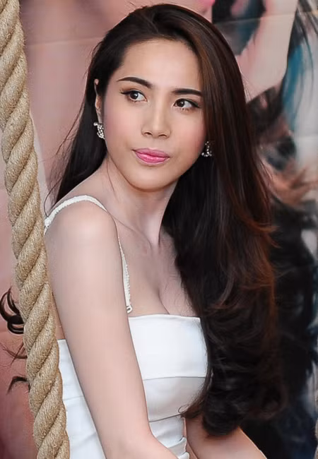 Thủy Tiên thừa tinh tế để chọn được cho mình đôi khuyên tai vừa nữ tính lại vừa quý phái và hợp mốt.