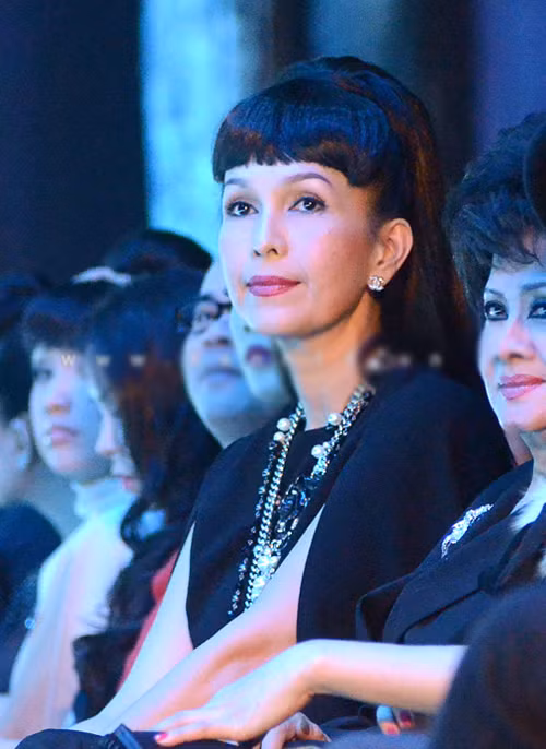 Người đẹp không tuổi Diễm My trẻ trung hơn nhờ tóc mái bằng và đôi khuyên tai nhỏ xinh.