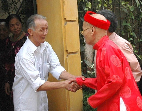 Người đi xông đất, ngoài những lời cầu chúc tốt đẹp dành cho gia chủ còn phải ăn mặc thật đẹp và mang theo một chút quà Tết. Người đi xông đất, ngoài những lời cầu chúc tốt đẹp dành cho gia chủ còn phải ăn mặc thật đẹp và mang theo một chút quà Tết.