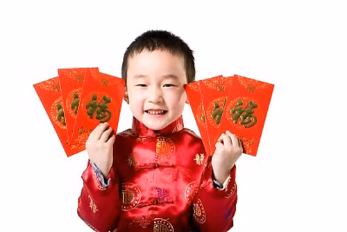 Hãy dạy trẻ biết trân trọng phong bao lì xì như là một món quà ý nghĩa, một niềm vui bất tận... Ảnh minh họa.