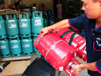 Vừa ăn tết xong, các bà nội trợ đã phải đón nhận tin giá gas tăng cao nhất trong vòng hơn một năm qua. Ảnh minh họa. Vừa ăn tết xong, các bà nội trợ đã phải đón nhận tin giá gas tăng cao nhất trong vòng hơn một năm qua. Ảnh minh họa.