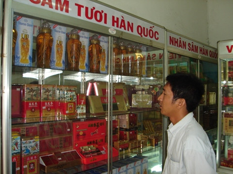 Ngoài những giỏ quà Tết trung bình có giá khoảng từ 300.000 - 700.000 đồng ra, ngoài ra, hiện còn có nhiều giỏ quà với giá vài triệu đồng/phần. Khách hàng đang phân vân không biết chọn loại nhân sâm nào. Ngoài những giỏ quà Tết trung bình có giá khoảng từ 300.000 - 700.000 đồng ra, ngoài ra, hiện còn có nhiều giỏ quà với giá vài triệu đồng/phần. Khách hàng đang phân vân không biết chọn loại nhân sâm nào.