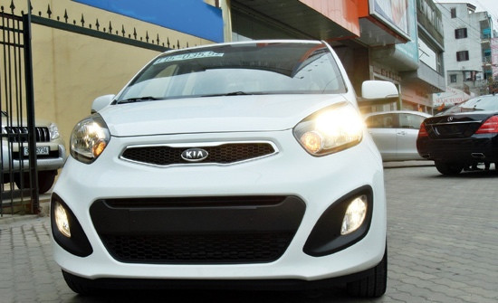 Kia Morning 2012 trang bị động cơ Kappa có dung tích1.0L 3 xylanh và 1.2L 4 xylanh, sử dụng công nghệ van biến thiên Dual CVVT kết hợp hộp số tự động 4 cấp hoặc số sàn 5 cấp. Phiên bản 1.0L sẽ sản sinh ra công suất 81 mã lực, momen xoắn 94Nm. Trong khi đó động cơ 1.2L cho ta công suất 84 mã lực và momen xoắn cực đại 121Nm. Và tất nhiên khi đạt hiệu suất từ 4,2l – 5,9l/100km theo thông số của nhà sản xuất thì Kia Morning 2012 có hàm lượng khí thải CO2 chỉ khoảng 90-100g/km. Kia Morning 2012 trang bị động cơ Kappa có dung tích1.0L 3 xylanh và 1.2L 4 xylanh, sử dụng công nghệ van biến thiên Dual CVVT kết hợp hộp số tự động 4 cấp hoặc số sàn 5 cấp. Phiên bản 1.0L sẽ sản sinh ra công suất 81 mã lực, momen xoắn 94Nm. Trong khi đó động cơ 1.2L cho ta công suất 84 mã lực và momen xoắn cực đại 121Nm. Và tất nhiên khi đạt hiệu suất từ 4,2l – 5,9l/100km theo thông số của nhà sản xuất thì Kia Morning 2012 có hàm lượng khí thải CO2 chỉ khoảng 90-100g/km.