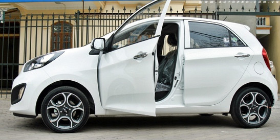 Kia Morning 2012 là phiên bản thứ hai được giới thiệu ra thị trường với vẻ bên ngoài hiện đại và phá cách hơn thế hệ trước. Morning thế hệ mới được các kỹ sư đã nới thêm số đo 3 vòng nhỉnh hơn so với thế hệ cũ. Chiều dài tổng thể của chiếc xe được kéo lên 3.595mm (tăng 69mm), chiều dài cơ sở 2.385mm (tăng 15mm), chiều cao 1.485mm (tăng 5mm) và bề ngang vẫn được giữ nguyên. Chính nhờ có các kích thước được tăng lên nên không gian của xe cũng được cải thiện đáng kể. Kia Morning 2012 là phiên bản thứ hai được giới thiệu ra thị trường với vẻ bên ngoài hiện đại và phá cách hơn thế hệ trước. Morning thế hệ mới được các kỹ sư đã nới thêm số đo 3 vòng nhỉnh hơn so với thế hệ cũ. Chiều dài tổng thể của chiếc xe được kéo lên 3.595mm (tăng 69mm), chiều dài cơ sở 2.385mm (tăng 15mm), chiều cao 1.485mm (tăng 5mm) và bề ngang vẫn được giữ nguyên. Chính nhờ có các kích thước được tăng lên nên không gian của xe cũng được cải thiện đáng kể.