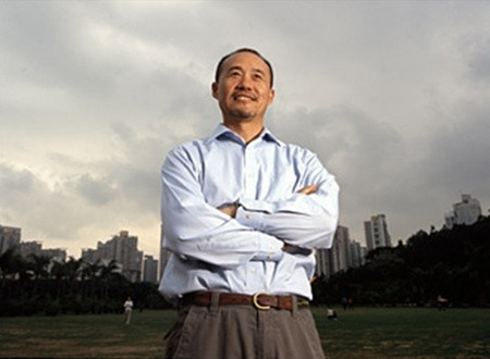 4. Wang Shi Chức vị: Chủ tịch Tập đoàn China Vanke. Tuổi: 60 Năm 1984, Wang Shi thành lập Trung tâm triển lãm giáo dục khoa học hiện đại Thâm Quyến, tiền thân của Công ty Vanke sau này. Đầu năm 1991, Vanke đã niêm yết cổ phiếu tại Sở giao dịch chứng khoán Thâm Quyến. Khi đó, Vanke kinh doanh trong nhiều lĩnh vực, từ bất động sản, thương mại quốc tế cho đến khách sạn và bán lẻ. Năm 1996, Wang Shi chuyển sang kinh doanh chủ yếu trong lĩnh vực bất động sản. 11 năm sau đó, Vanke đã trở thành một trong những công ty phát triển nhà ở lớn nhất trên thế giới. Ông đã xây dựng những nguyên tắc kinh doanh riêng khác với những công ty khác cùng ngành, như “không hối lộ”, “thu lời không quá 25%”. 4. Wang Shi Chức vị: Chủ tịch Tập đoàn China Vanke. Tuổi: 60 Năm 1984, Wang Shi thành lập Trung tâm triển lãm giáo dục khoa học hiện đại Thâm Quyến, tiền thân của Công ty Vanke sau này. Đầu năm 1991, Vanke đã niêm yết cổ phiếu tại Sở giao dịch chứng khoán Thâm Quyến. Khi đó, Vanke kinh doanh trong nhiều lĩnh vực, từ bất động sản, thương mại quốc tế cho đến khách sạn và bán lẻ. Năm 1996, Wang Shi chuyển sang kinh doanh chủ yếu trong lĩnh vực bất động sản. 11 năm sau đó, Vanke đã trở thành một trong những công ty phát triển nhà ở lớn nhất trên thế giới. Ông đã xây dựng những nguyên tắc kinh doanh riêng khác với những công ty khác cùng ngành, như “không hối lộ”, “thu lời không quá 25%”.