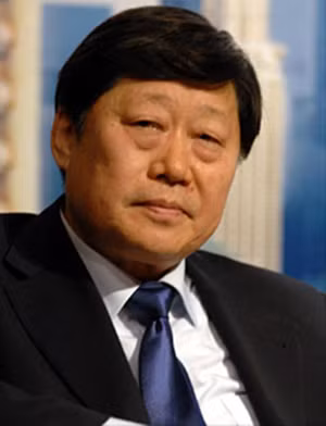 2. Zhang Ruimin Chức vị: CEO của Haier Group. Tuổi: 62 Trong 15 năm qua, dưới sự lãnh đạo của Zhang Ruimin, tập đoàn Haier Group đã xâm nhập thành công vào các thị trường đồ gia dụng trên toàn thế giới và đứng trong hàng ngũ những thương hiệu đồ gia dụng cao cấp. Thành quả lớn nhất của Zhang là triết lý quản trị kết hợp giữa phong cách châu Âu và truyền thống của Trung Quốc. Từ năm 2005 đến 2011, Zhang được tạp chí Fortune Trung Quốc xếp vào danh sách những doanh nhân quyền lực nhất quốc gia này.