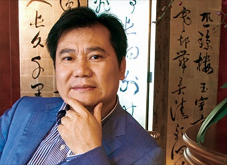 10. Zhang Jindong Chức vị: Chủ tịch Suning Group. Tuổi: 48 Sau 15 năm cạnh tranh gay gắt với các doanh nghiệp trong nước và nước ngoài, tập đoàn đồ gia dụng Suning của Zhang Jindong đã đứng trong hàng ngũ của những người chiến thắng với chuỗi cửa hàng bán đồ gia dụng trên cả nước. 10. Zhang Jindong Chức vị: Chủ tịch Suning Group. Tuổi: 48 Sau 15 năm cạnh tranh gay gắt với các doanh nghiệp trong nước và nước ngoài, tập đoàn đồ gia dụng Suning của Zhang Jindong đã đứng trong hàng ngũ của những người chiến thắng với chuỗi cửa hàng bán đồ gia dụng trên cả nước.