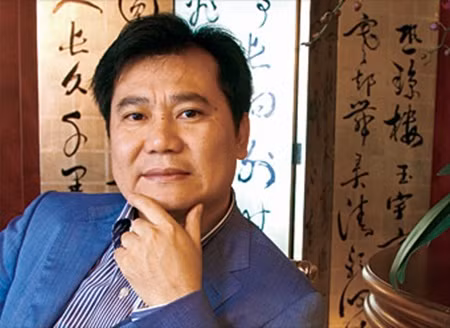 10. Zhang Jindong Chức vị: Chủ tịch Suning Group. Tuổi: 48 Sau 15 năm cạnh tranh gay gắt với các doanh nghiệp trong nước và nước ngoài, tập đoàn đồ gia dụng Suning của Zhang Jindong đã đứng trong hàng ngũ của những người chiến thắng với chuỗi cửa hàng bán đồ gia dụng trên cả nước.