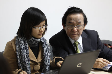 GS. TS. NGND Nguyễn Lân Dũng đang trả lời câu hỏi của độc giả báo điện tử Giáo Dục Việt Nam. GS. TS. NGND Nguyễn Lân Dũng đang trả lời câu hỏi của độc giả báo điện tử Giáo Dục Việt Nam.